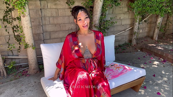 Pregnant Medusa gives oil show