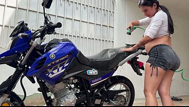 EMBARAZADA LAVANDO LA MOTO Y TENIENDO SEXO APASIONADO